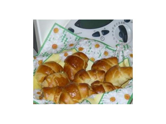 Rogaliki drożdżowe z nadzieniem orzechowym