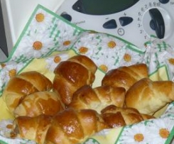 Rogaliki drożdżowe z nadzieniem orzechowym