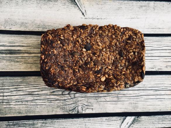 Chleb z ziaren bez (mąki, drożdży)