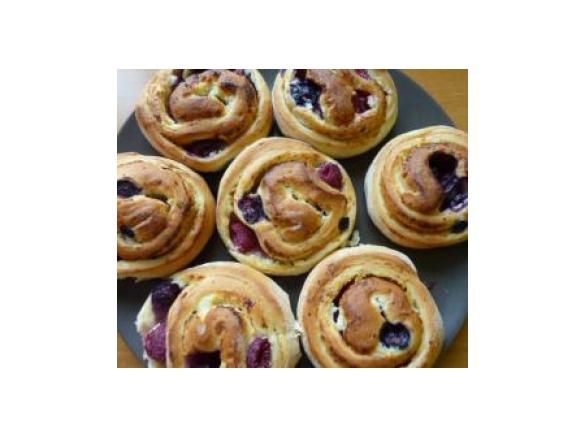 Drożdżówki z twarożkiem i owocami :-)