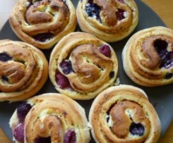 Drożdżówki z twarożkiem i owocami :-)