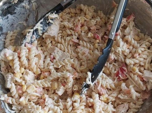 Makaron z kurczakiem oraz sosem czosnkowym