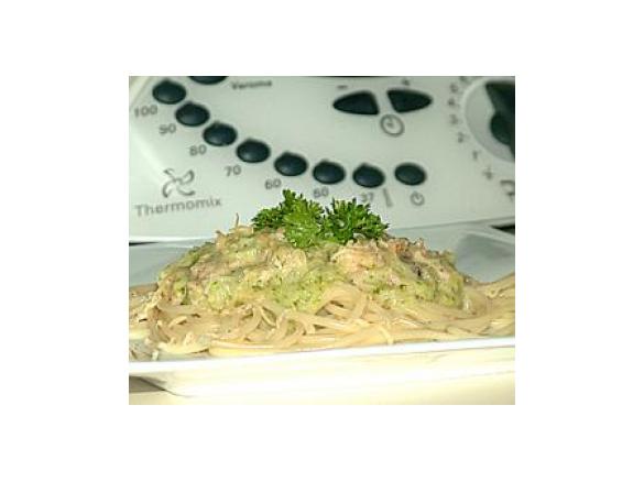 Spaghetti z sosem brokułowym z szynką