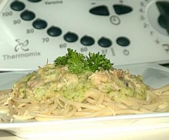 Spaghetti z sosem brokułowym z szynką