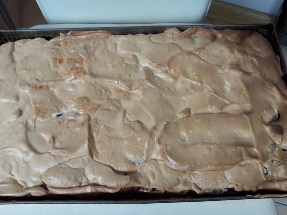 placek ze śliwkami z pianą