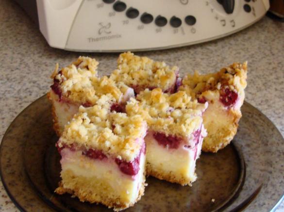 Śmietanowiec na kruchym cieście z wiśniami