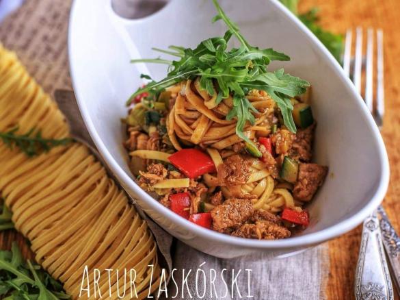 FETTUCCINE W SOSIE OSTRYGOWYM Z POLĘDWICZKĄ I WARZYWAMI