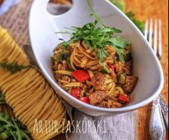 FETTUCCINE W SOSIE OSTRYGOWYM Z POLĘDWICZKĄ I WARZYWAMI