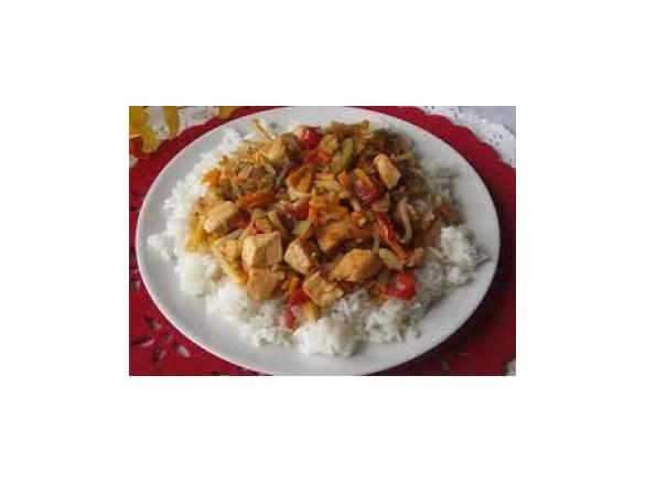 Chińszczyzna z ryżem, mięsem, warzywami i mango