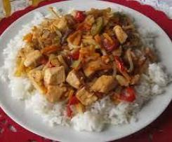 Chińszczyzna z ryżem, mięsem, warzywami i mango