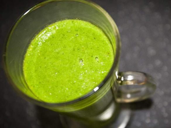 Zielony koktajl ze szpinakiem i imbirem