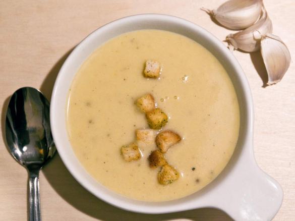 Kremowa zupa czosnkowa - ponoć wg. Magdy Gessler