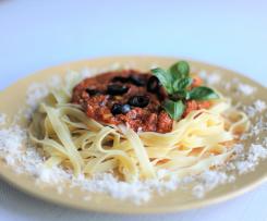 TAGLIATELLE  Z  SOSEM POMIDOROWYM ,TUŃCZYKIEM I OLIWKAMI