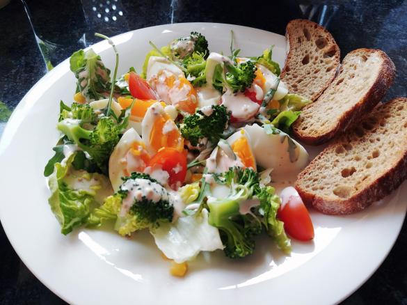 Sałatka z brokułami i jajkiem z dressingiem jogurtowym