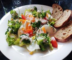 Sałatka z brokułami i jajkiem z dressingiem jogurtowym