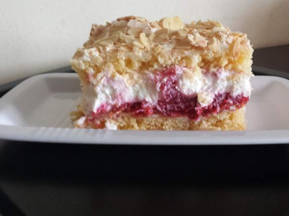 Ciasto z malinami z migdałową nutką