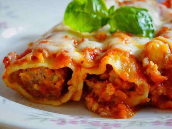 CANNELLONI Z MIĘSEM MIELONYM I SOSEM WARZYWNYM