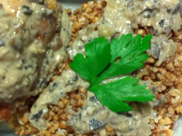 Kasza gryczana z sosem grzybowym