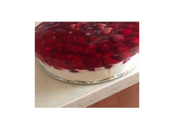 Sernik na zimno z truskawkami i galaretką