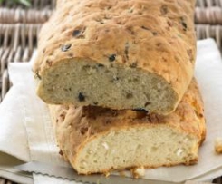 Chleb z serem feta i oliwkami