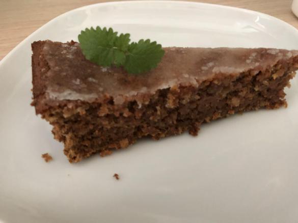 Mokre ciasto marchewkowe z orzechami