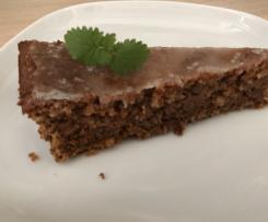 Mokre ciasto marchewkowe z orzechami