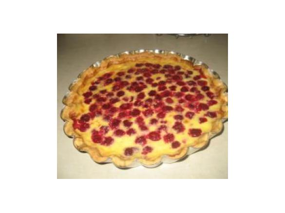 Tarta z bialą czekoladą i wiśniami