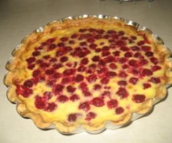 Tarta z bialą czekoladą i wiśniami