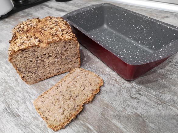 Chleb na zakwasie z ziarnami