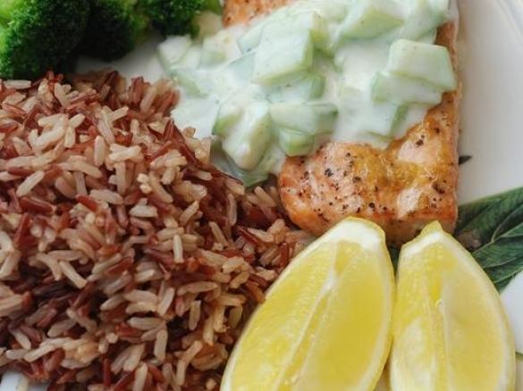 Łosoś na parze z brokułami i brązowym ryżem