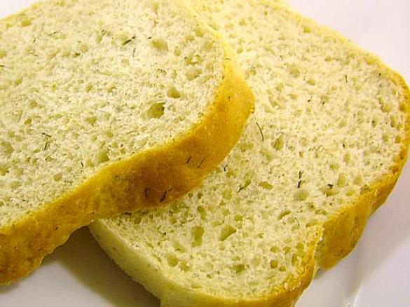 Chleb z ogórkiem kiszonym i koperkiem