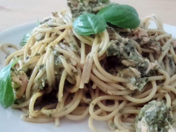 PEŁNOZIARNISTY MAKARON ZE SZPINAKOWYM PESTO I ŁOSOSIEM