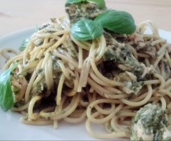 PEŁNOZIARNISTY MAKARON ZE SZPINAKOWYM PESTO I ŁOSOSIEM