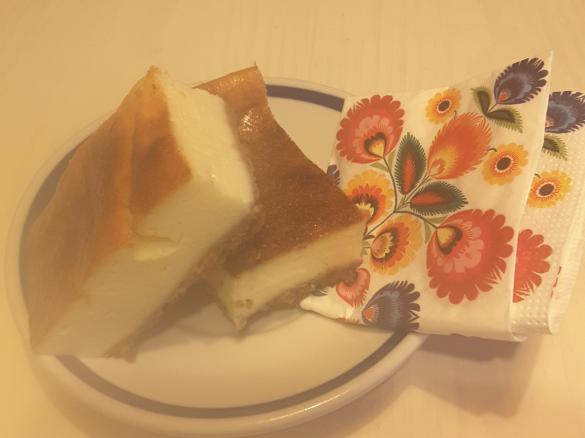 Sernik jogurtowy na orzechowym spodzie