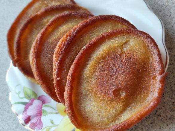 Cynamonowe racuchy na jogurcie i śmietanie