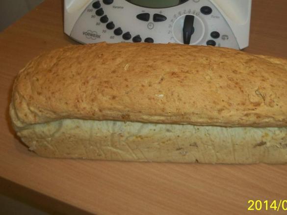 Chleb z czosnkiem serem i słonecznikiem 