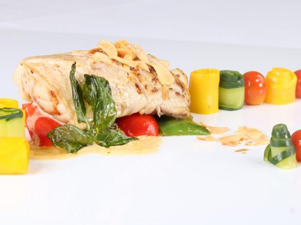 KETO Sałatka z łososiem wędzonym, grillowanym boczkiem i kremowym sosem chrzanowym