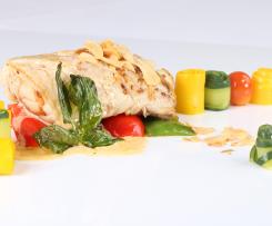 KETO Sałatka z łososiem wędzonym, grillowanym boczkiem i kremowym sosem chrzanowym