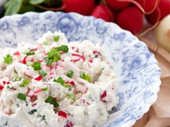 Twarożek z rzodkiewką i szczypiorkiem