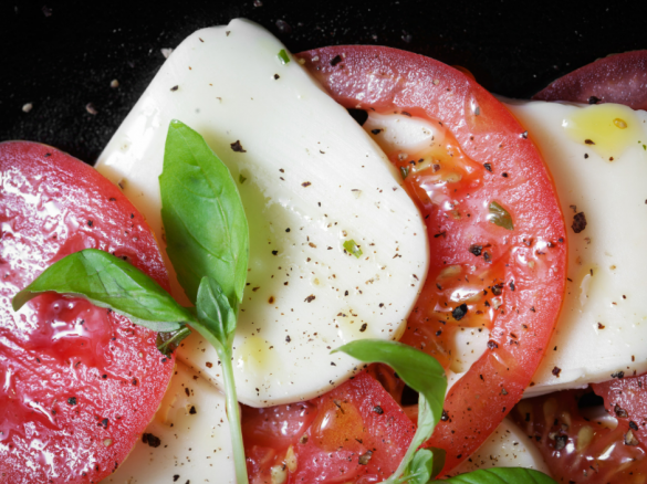 Pomidory z mozzarellą i pysznym sosem