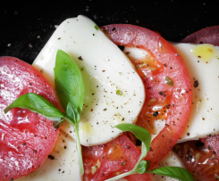 Pomidory z mozzarellą i pysznym sosem