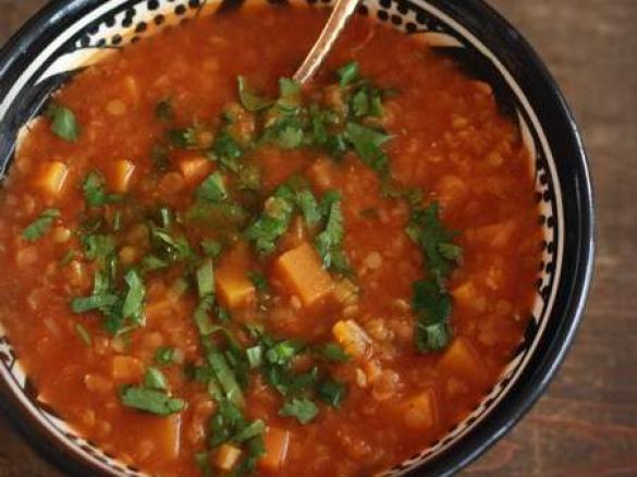 Zupa z czerwonej soczewicy i pomidorów