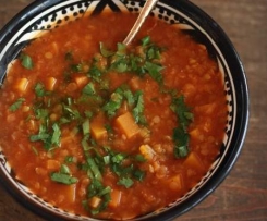 Zupa z czerwonej soczewicy i pomidorów