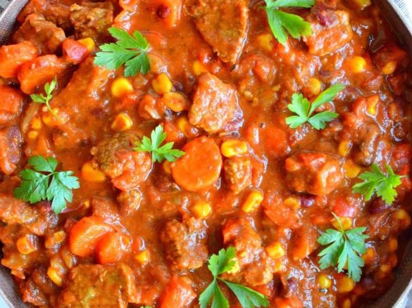 Potrawka z wołowiną, kukurydzą i batatem (przepis na 2 porcje)