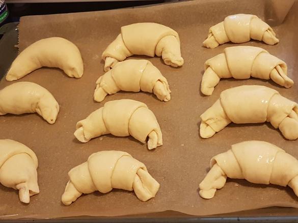 Rogaliki drożdżowe maślane z nutella