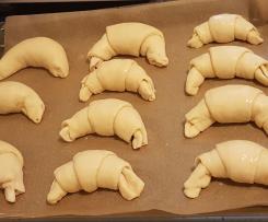 Rogaliki drożdżowe maślane z nutella