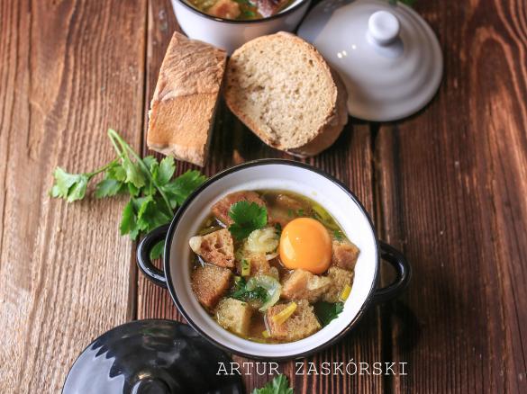 ZUPA CHLEBOWA  Z SELEREM NACIOWYM PODANA Z ŻÓŁTKIEM