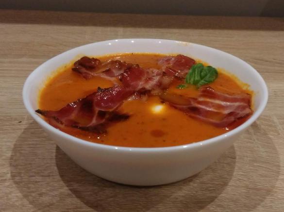 Zupa krem z pomidorów z boczkiem i mozzarellą