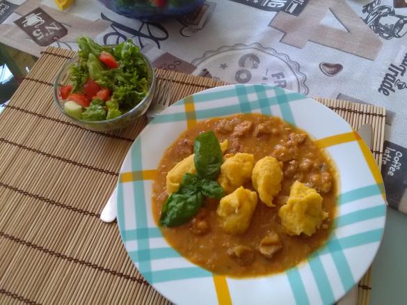 Gulasz  + kluski marchewkowe