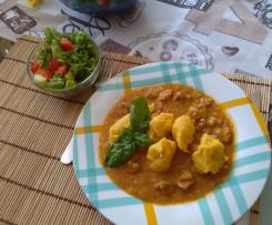 Gulasz  + kluski marchewkowe